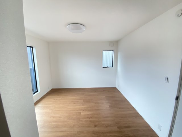 ☆NEW　PRICE☆未入居戸建　静岡市清水区大沢町の洋室|陽射しがたくさん入る明るい洋室です。