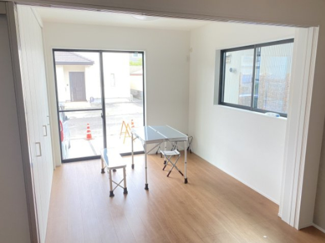 ☆NEW　PRICE☆未入居戸建　静岡市清水区大沢町の居間・リビング|2面採光の明るい洋室です。
