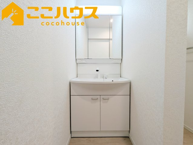 糸満市座波第2　クレイドルガーデン　新築戸建て　全4棟　2号棟の独立洗面台|独立洗面台は収納豊富な三面鏡