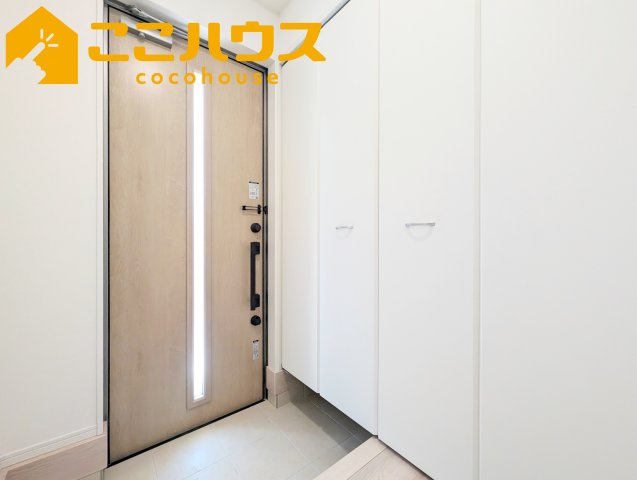 糸満市座波第2　クレイドルガーデン　新築戸建て　全4棟　2号棟の玄関|大容量のシューズボックス