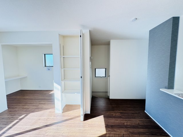 三郷市戸ケ崎１丁目新築戸建【戸ヶ崎小学校：4分】の居間・リビング|家族の顔が見えるリビングイン階段・リビング収納