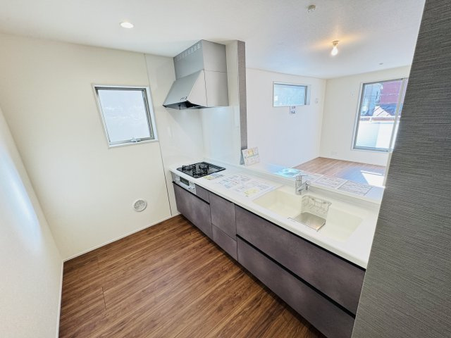 三郷市戸ケ崎１丁目新築戸建【戸ヶ崎小学校：4分】のキッチン|広々システムキッチン