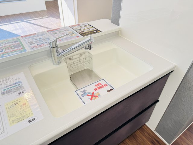 三郷市戸ケ崎１丁目新築戸建【戸ヶ崎小学校：4分】のキッチン|お手入れしやすいハイマーブルシンク採用♪
