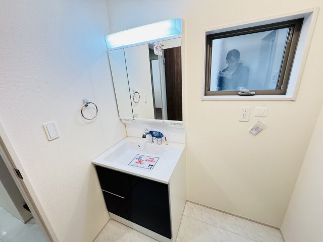 三郷市戸ケ崎１丁目新築戸建【戸ヶ崎小学校：4分】の独立洗面台|シャワーヘッド付き三面鏡洗面化粧台