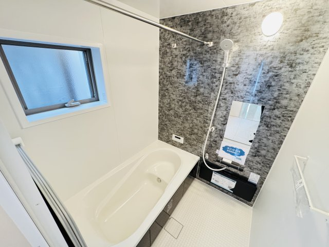 三郷市戸ケ崎１丁目新築戸建【戸ヶ崎小学校：4分】の浴室|手元で水流切り替えエコシャワーヘッド・足を伸ばせる広々浴槽で毎日リラックス！
