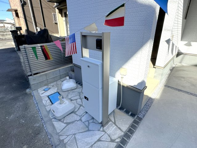 三郷市戸ケ崎１丁目新築戸建【戸ヶ崎小学校：4分】の防犯設備|インターホン・宅配ボックス完備