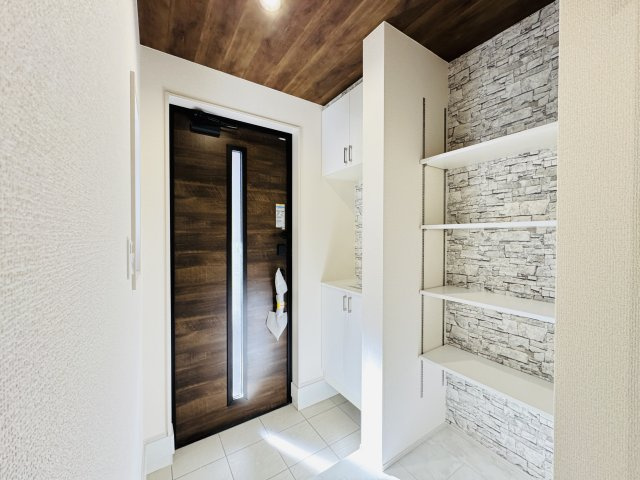 三郷市戸ケ崎１丁目新築戸建【戸ヶ崎小学校：4分】の玄関|玄関ホール・シューズボックス