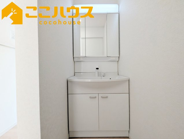 糸満市座波第2　クレイドルガーデン　新築戸建て　全4棟　3号棟の独立洗面台|独立洗面台は収納豊富な三面鏡
