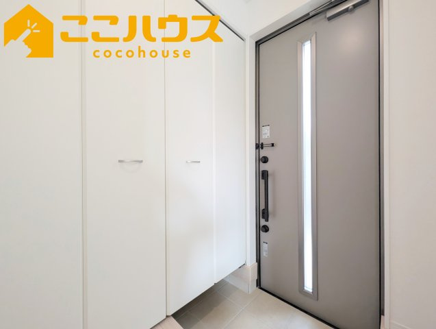 糸満市座波第2　クレイドルガーデン　新築戸建て　全4棟　3号棟の玄関|大容量のシューズボックス