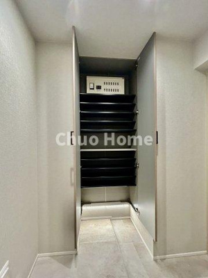 【玄関】 | デュオ・スカーラ秋葉原 | 【玄関】玄関には大型のシューズクローゼットを設置しておりますのでいつでもスッキリりとした空間を保てます。玄関周りを清潔に使うのはとても大事なことですよね。