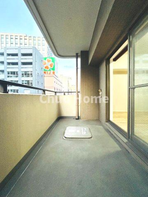 【バルコニー】 | デュオ・スカーラ秋葉原 | 【バルコニー】幅もあって、奥行きもあるゆとりのバルコニー。洗濯物を干したり乾かしたりだけでなく、ただ出てみるだけでも気持ちいいですよ。