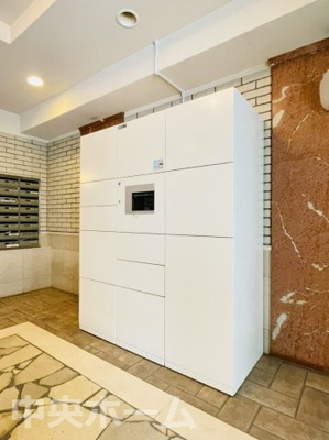 【設備】 | デュオ・スカーラ秋葉原 | 【宅配ボックス】在宅時・不在時に関わらず、居住者の代わりに非対面で宅配物を受け取ってくれる便利な設備です。わかりやすくご説明致しますので見学時にはお部屋だけではなく共用部分もぜひチェックしてください。