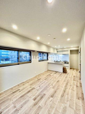 【キッチン】 | デュオ・スカーラ秋葉原 | 視界に広がりを生むオープンなキッチン。料理や片付けをしながら、家族との会話を楽しんだり、リビングで遊ぶ子どもを見守れます。ご見学時には家具の配置などもイメージしながらぜひご覧になって見て下さい。