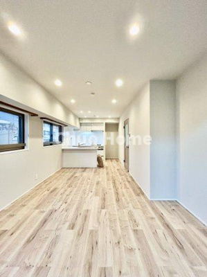 【ダイニング】 | デュオ・スカーラ秋葉原 | 【ダイニング】忙しい朝でも、しっかり家族が揃って食事をして頂けるゆとりある大きさのダイニングスペース。奥様が作る手料理をカウンター越しに受けとって頂き、テーブルで囲む素敵な時間を存分に愉しんで下さい。