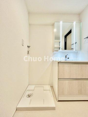 【ランドリースペース】 | デュオ・スカーラ秋葉原 | 【ランドリースペース】担当者がスケールを持ち歩いておりますので、ご見学時には現在お使いの洗濯機などがきちんと収まるかなどもチェックして下さい。見学前に測っておくと非常に便利だと思います。