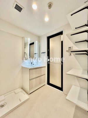 【脱衣所】 | デュオ・スカーラ秋葉原 | 【洗面所】明るい洗面所は朝をすっきりさせてくれる空間です。バタバタしている忙しい朝でも収納が多い洗面台では短い時間で効率良く支度ができます。