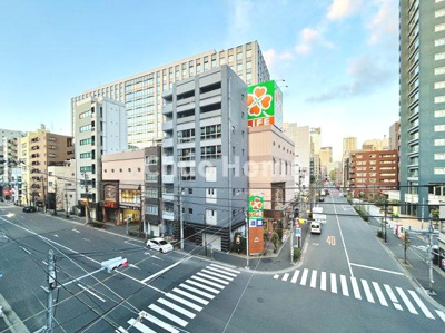 【展望】 | デュオ・スカーラ秋葉原 | 手を伸ばせば、ふれることが出来そうな環境が、そのままインテリアになったような印象です。その豊かな眺望にふさわしい空間には、通風・採光にも優れ、心地よい光と風があふれています