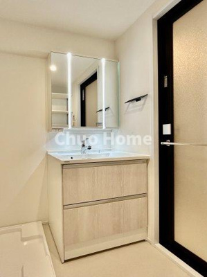 【独立洗面台】 | デュオ・スカーラ秋葉原 | 【洗面化粧台】洗面化粧台には三面鏡を採用。身だしなみを整えやすい事はもちろんですが、鏡の後ろに収納スペースを設ける事により、散らかりやすい洗面スペースをすっきりさせる事が出来るのも嬉しいですね