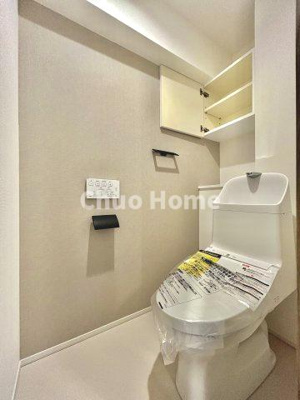 【トイレ】 | デュオ・スカーラ秋葉原 | 【トイレ】 収納スペースをしっかりと確保した温水洗浄便座機能付きトイレ。温水洗浄便座は清潔にお使いいただくための大切なアイテムです。