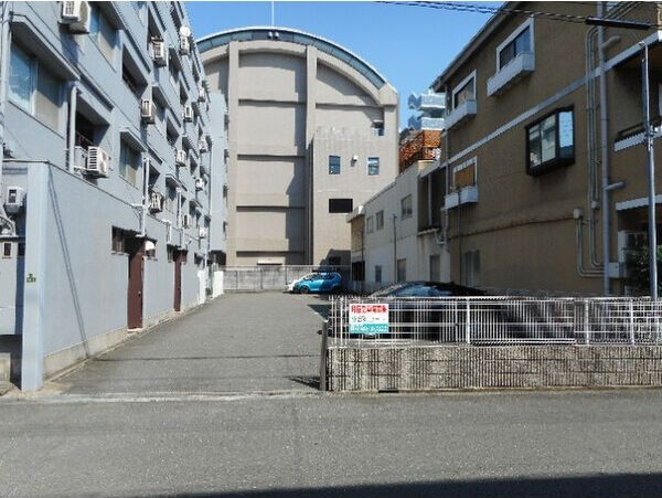 ハイツ小松の駐車場