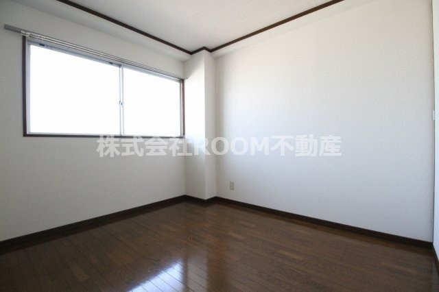 西村コーポレーションの洋室