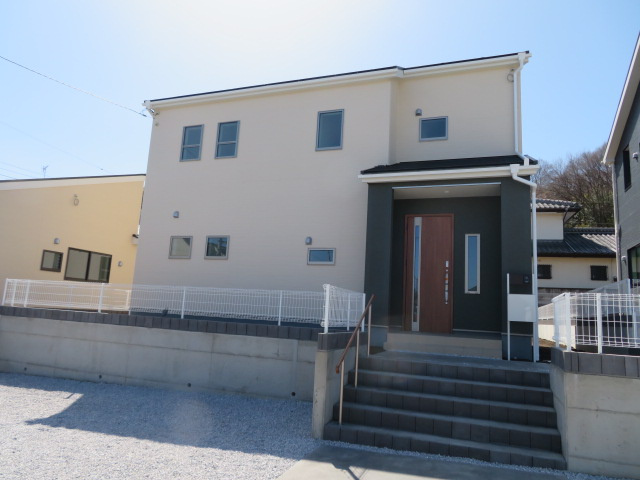 第1高崎根小屋（全3棟）2号棟の外観|ナチュラルで飽きの来ないデザインは流行に左右されない家の形です。外構も綺麗に仕上がっています(^▽^)/
