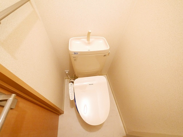 ウエストフィールドのトイレ|落ち着いた色調のトイレです