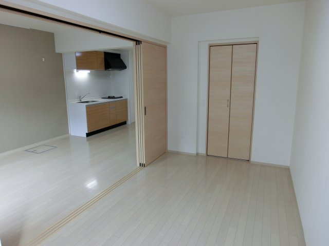 【その他】 | アメニティ西田辺 | 洋室7.1帖　大きな収納あります♪