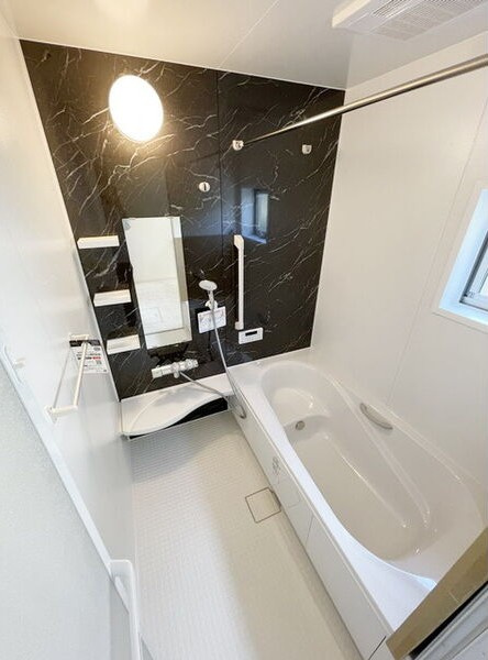 ドマーニ一色新町２号棟の浴室