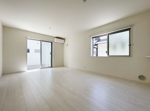 ドマーニ一色新町２号棟の居間・リビング