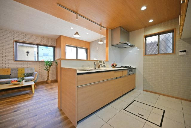 宝塚市宝梅3丁目中古一戸建てのキッチン|キッチンスペースに床下収納がついております。普段あまり使わない調理器具や、防災グッズをすっきりと収納することができます。