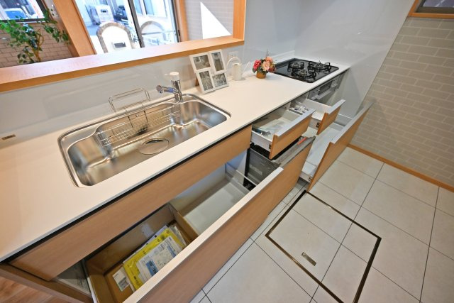 宝塚市宝梅3丁目中古一戸建てのキッチン|キッチンには収納がたくさんございます。お料理好きで調理器具が増えてしまう方も安心です。大きいお鍋も収納できます。