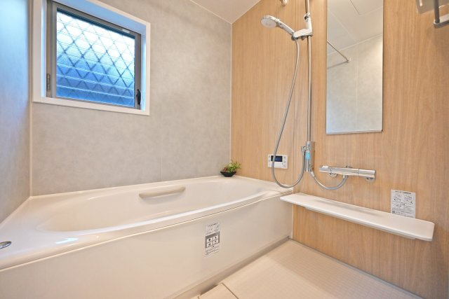 宝塚市宝梅3丁目中古一戸建ての浴室|お風呂には窓が付いております。効率的に換気が行えるため、カビ予防に繋がります。また朝風呂派の方は、気持ちの良い朝日を浴びながらご入浴いただけます。