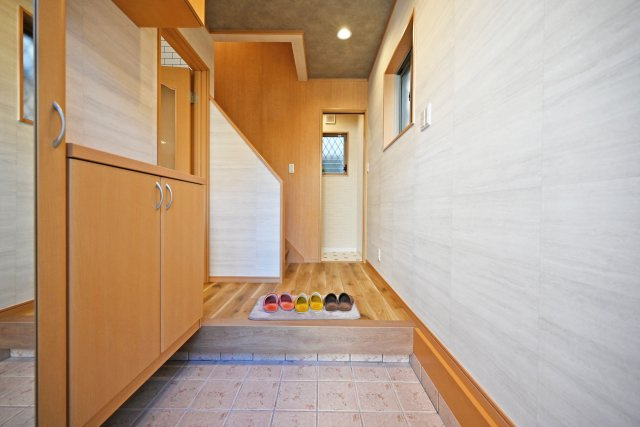 宝塚市宝梅3丁目中古一戸建ての玄関|玄関が広く、大人数の来客があってもゆったりと迎え入れることができます。白い壁紙と木目のコントラストが美しく、第一印象◎