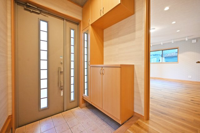 宝塚市宝梅3丁目中古一戸建ての玄関|シューズボックスの上にご家族や旅行の思い出の品を飾ると、帰宅時に心が安らぐ玄関となります。
