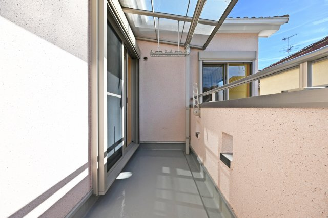 宝塚市宝梅3丁目中古一戸建てのバルコニー|南向きのベランダです。屋根があるため、外から見えづらくなっており、安心してお洗濯ものを干すことができます。