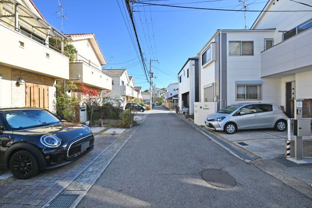 宝塚市宝梅3丁目中古一戸建ての前面道路含む現地写真|2025年12月撮影