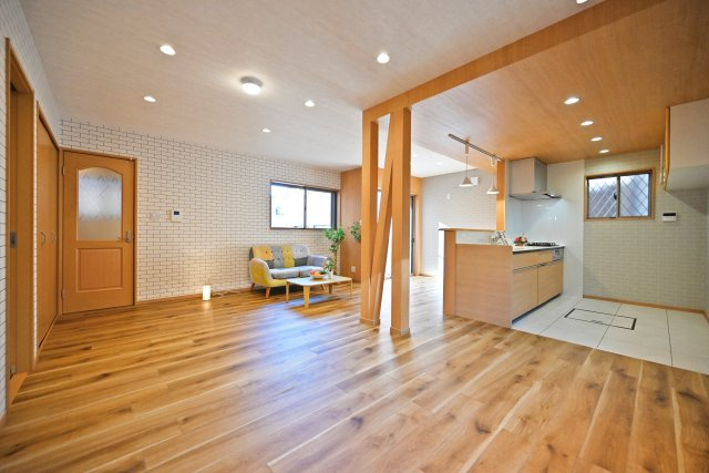 宝塚市宝梅3丁目中古一戸建ての居間・リビング|広々とした20帖のリビングです。ご家族全員が集まってもゆったりと過ごせます。また大人数の来客があっても安心です。