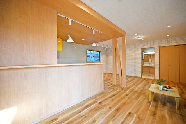 宝塚市宝梅3丁目中古一戸建ての居間・リビング|リビングから作業中の手元が見えにくい設計のため、突然の来客があっても安心です。木目が美しくゲストの印象も◎