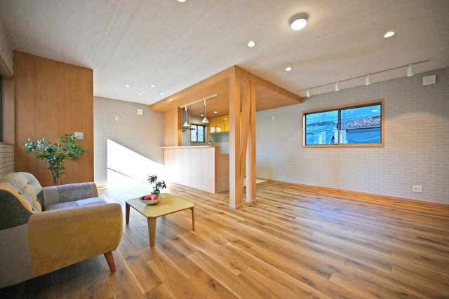 宝塚市宝梅3丁目中古一戸建ての居間・リビング|ダイニングテーブルとソファを置いても余裕があります。お好みのインテリアで飾るのが楽しそうですね。