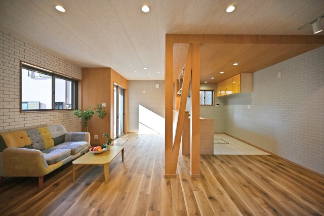 宝塚市宝梅3丁目中古一戸建ての居間・リビング|リビングは南向きのため日当たり通風。明るく快適なリビングは、家族が自然と集まる空間になります。