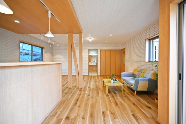 宝塚市宝梅3丁目中古一戸建ての居間・リビング|窓がたくさんあるため、日中は電気をつけなくても明るく、節電につながります。また換気が効率的に行えるのも良いところですね。