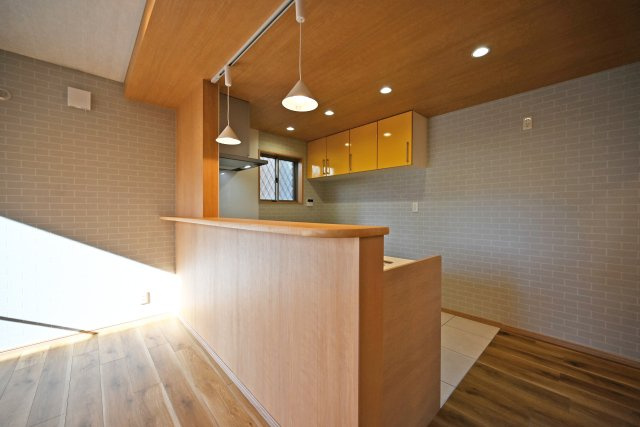 宝塚市宝梅3丁目中古一戸建ての居間・リビング|キッチンからリビングを見渡せるため、小さなお子様が遊んでいても、作業を続けながら見守ることができます。