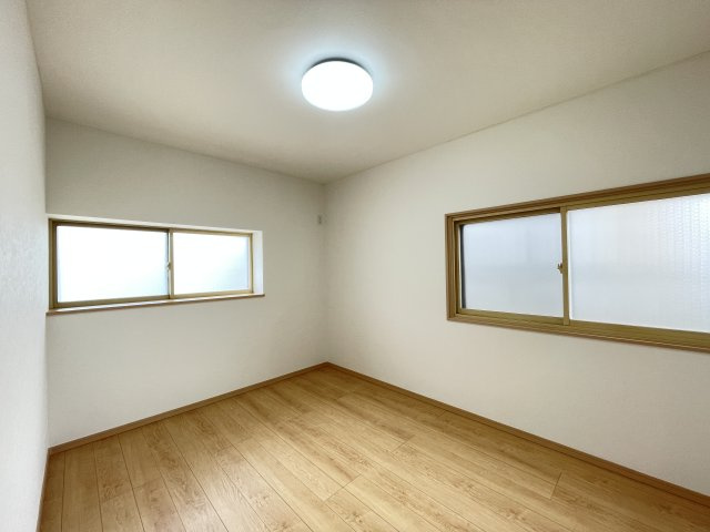 八戸市大字鮫町字ハン木沢の洋室|【リフォーム済】1階6帖洋室にリフォームしたお部屋です。フローリング張り、壁天井クロス仕上げ、照明新品交換等を行いました。