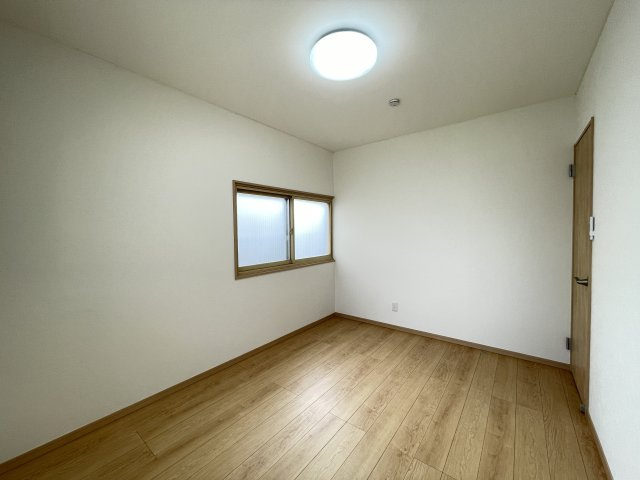 八戸市大字鮫町字ハン木沢の洋室|【リフォーム済】1階6帖洋室の別アングル写真です。