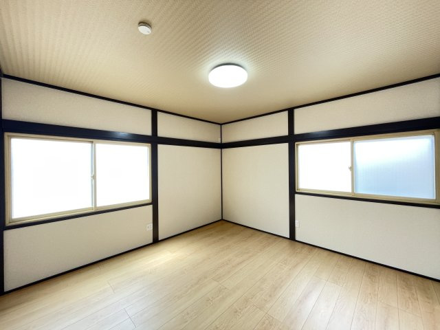 八戸市大字鮫町字ハン木沢の洋室|【リフォーム済】2階8帖洋室にリフォームしたお部屋です。フローリング張り、壁天井クロス仕上げ、照明新品交換等を行いました。