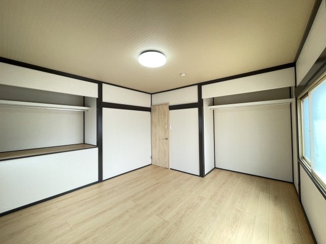 八戸市大字鮫町字ハン木沢の洋室|【リフォーム済】2階8帖洋室にリフォームしたお部屋の別角度写真です。フローリング張り、壁天井クロス仕上げ、照明新品交換等を行いました。