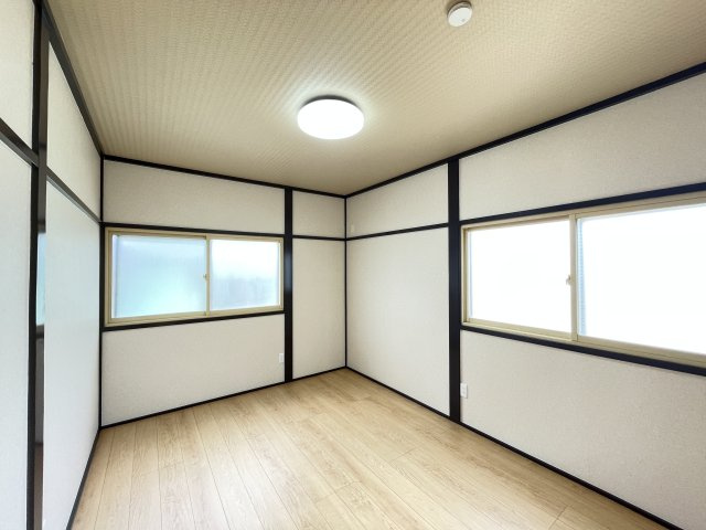 八戸市大字鮫町字ハン木沢の洋室|【リフォーム済】2階6帖洋室にリフォームしたお部屋です。フローリング張り、壁天井クロス仕上げ、照明新品交換等を行いました。