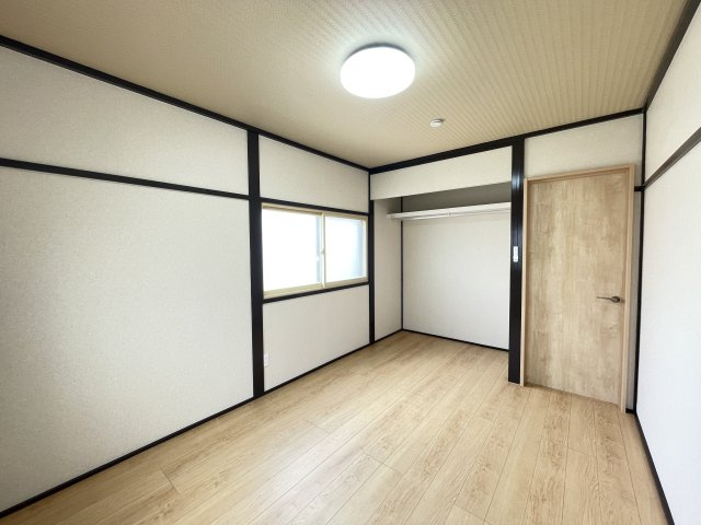 八戸市大字鮫町字ハン木沢の洋室|【リフォーム済】2階6帖洋室にリフォームしたお部屋の別角度写真です。