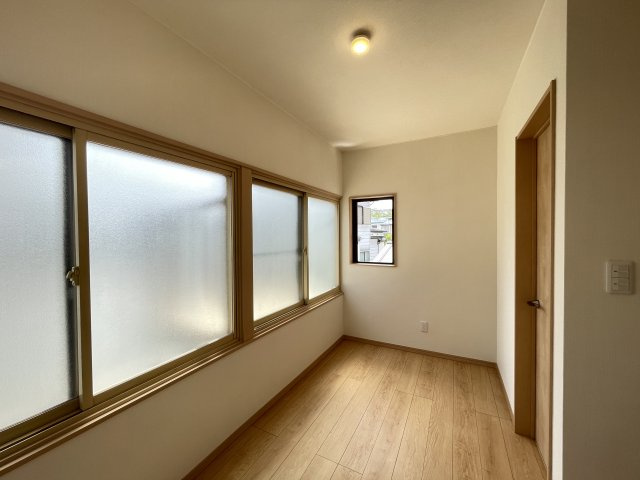 八戸市大字鮫町字ハン木沢のその他|【リフォーム済】2階廊下の写真です。
